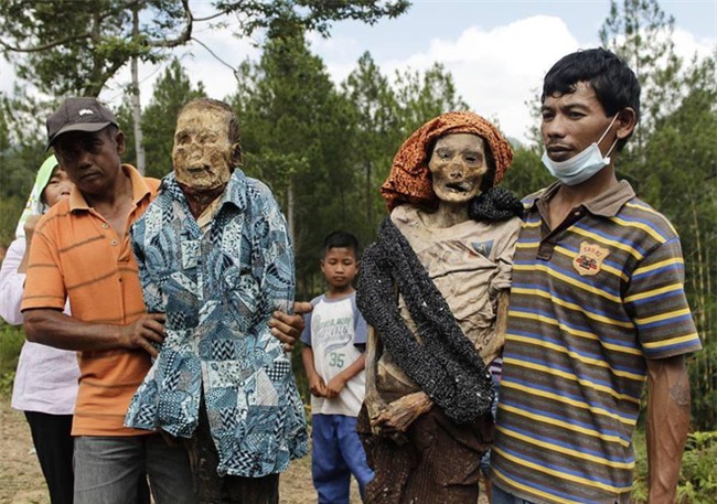 Đào mộ, thay áo mới cho xác chết: Đây chính là một tập tục rùng rợn nhất tại Indonesia - Ảnh 9.