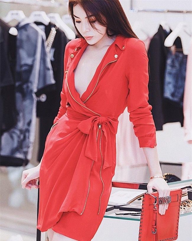 Kỳ Duyên, Angela Phương Trinh lại quên nội y khi mặc vest-1