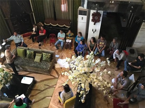 Hình ảnh chủ nợ ngồi kín nhà Đàm Vĩnh Hưng được 