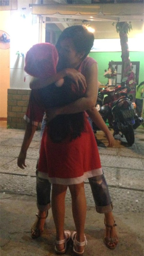 Nhiều năm liền, Phương Thanh chỉ chụp hình bé Gà từ phía sau lưng hoặc một phần góc mặt và chia sẻ lên trang cá nhân. - Tin sao Viet - Tin tuc sao Viet - Scandal sao Viet - Tin tuc cua Sao - Tin cua Sao