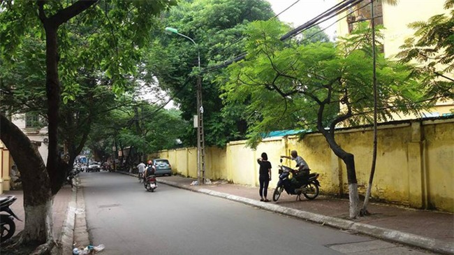 Hà Nội: Giòi ngoe nguẩy trong khay thức ăn của học sinh tiểu học - Ảnh 2.