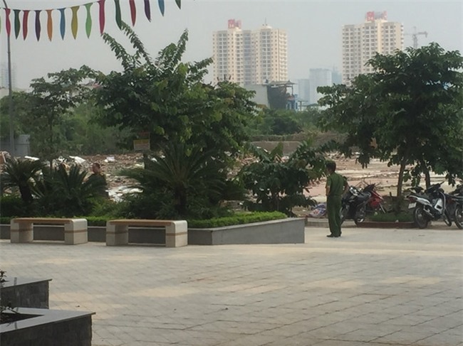 Be gai trong thuong khi choi o san chung cu hinh anh 2