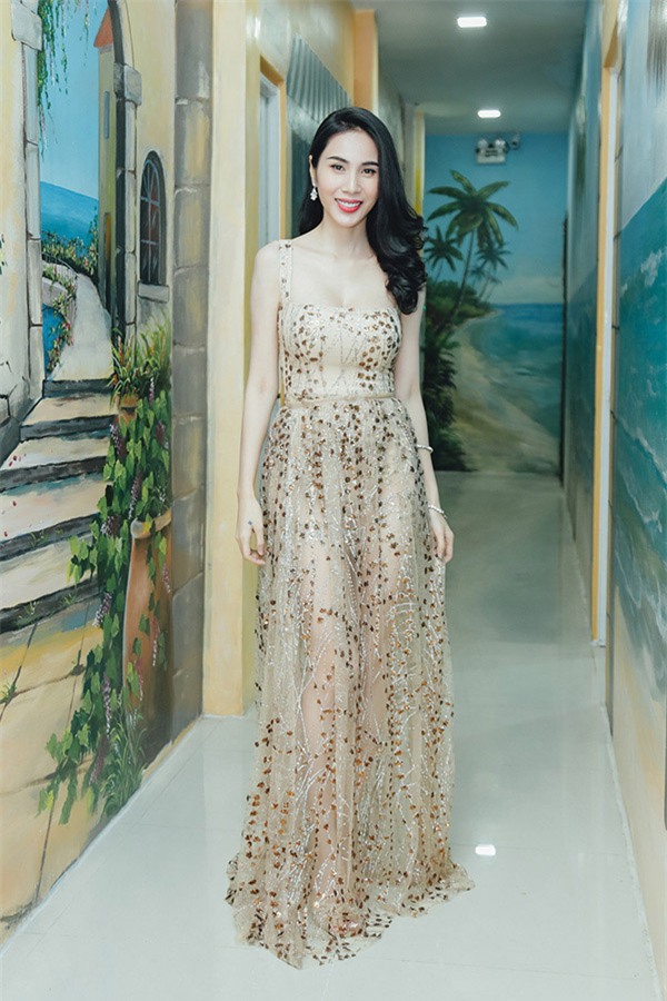 sao mac dep tuan: cu mac kin dao thanh nha, thuy tien lai duoc khen het loi - 1