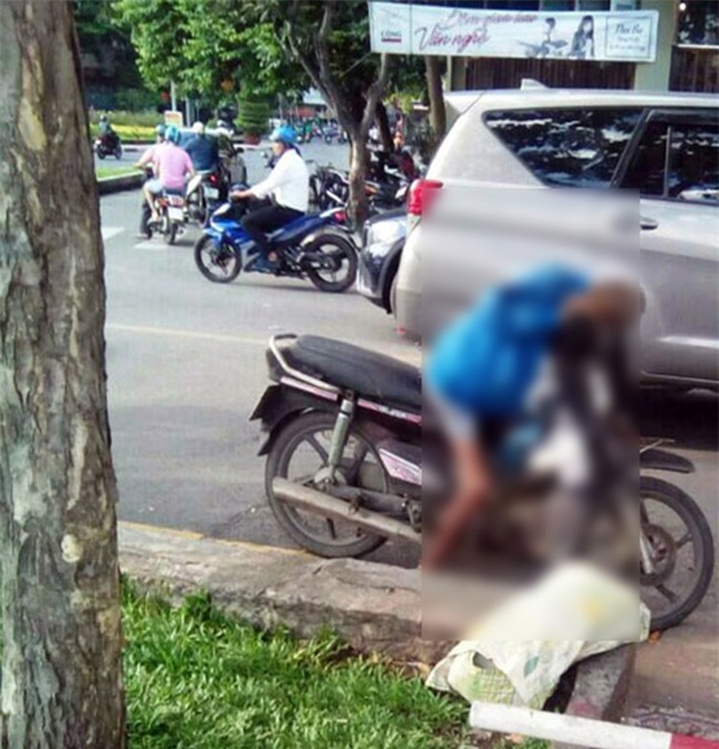 tp.hcm: nguoi dan ong chet guc tren xe may o ven duong - 1