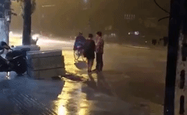 Cặp đôi dầm mưa trên phố Hà Nội gần 3 tiếng để...cãi nhau