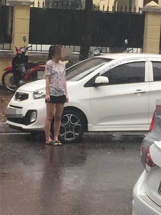 Cặp đôi dầm mưa trên phố Hà Nội gần 3 tiếng để...cãi nhau - Ảnh 3.