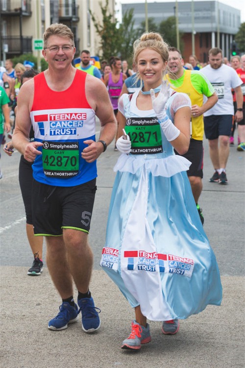 Mặc váy công chúa Lọ Lem thi chạy marathon, cô bạn bị nhiều người bảo “làm lố” nhưng lý do thực sự lại rất cảm động - Ảnh 6.