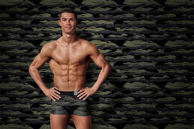 Ronaldo khoe body 6 múi, đốt mắt fan nữ - Ảnh 1.