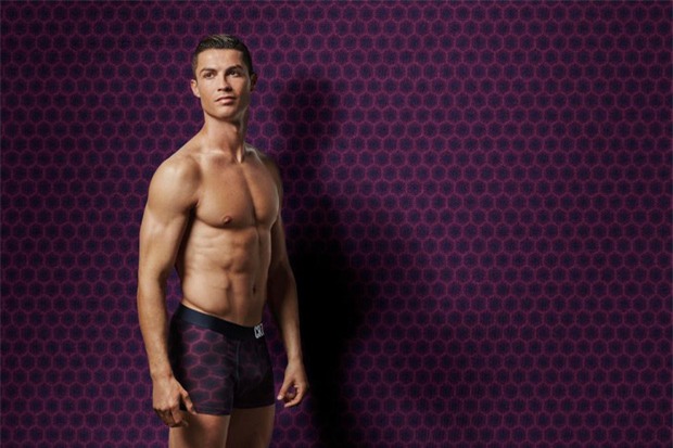 Ronaldo khoe body 6 múi, đốt mắt fan nữ - Ảnh 2.