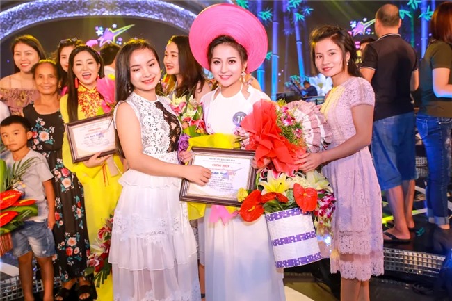 Dân mạng săn lùng 9X xứ Nghệ vừa xinh, vừa hát dân ca ngọt lịm-2