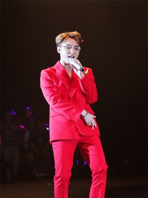 Tóc hai mái của Sơn Tùng được vuốt keo cá tính giúp anh càng gây ấn tượng đặc biệt với khán giả. - Tin sao Viet - Tin tuc sao Viet - Scandal sao Viet - Tin tuc cua Sao - Tin cua Sao