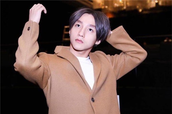 Dù là tóc hai mái dài hay ngắn thì Sơn Tùng vẫn giữ được nét cá tính riêng khó trộn lẫn. - Tin sao Viet - Tin tuc sao Viet - Scandal sao Viet - Tin tuc cua Sao - Tin cua Sao