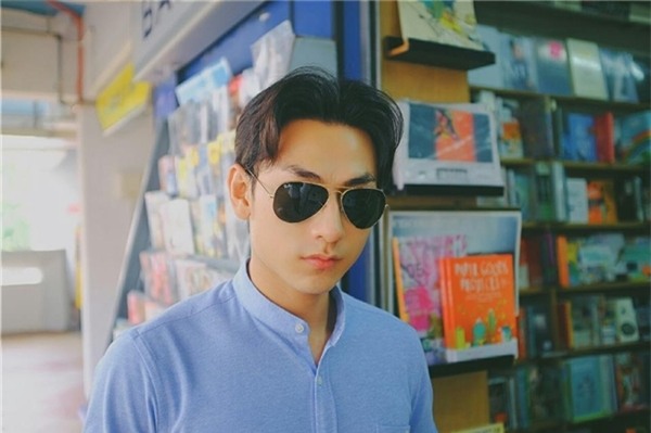 Vốn sở hữu dáng vẻ lịch lãm, thư sinh nên kiểu tóc hai mái càng phù hợp với Isaac. - Tin sao Viet - Tin tuc sao Viet - Scandal sao Viet - Tin tuc cua Sao - Tin cua Sao