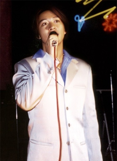 Có ai nhận ra chàng ca sĩ trẻ với kiểu tóc hai mái này chính là Tuấn Hưng? - Tin sao Viet - Tin tuc sao Viet - Scandal sao Viet - Tin tuc cua Sao - Tin cua Sao