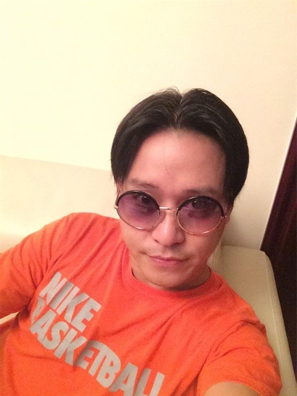 Sau nhiều năm, Tuấn Hưng khi rảnh rỗi vẫn&nbsp;tinh nghịch để lại kiểu tóc hai mái như thuở mới vào nghề. - Tin sao Viet - Tin tuc sao Viet - Scandal sao Viet - Tin tuc cua Sao - Tin cua Sao