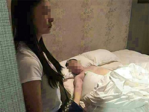 nguoi dan ong malaysia dot tu trong khách sạn vi 