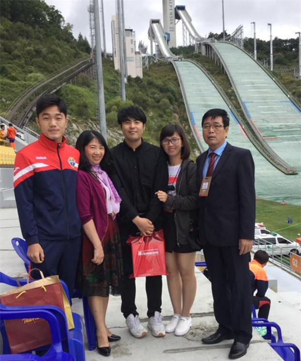 Xuân Trường tươi như hoa bên gia đình tại Hàn Quốc - Ảnh 4.