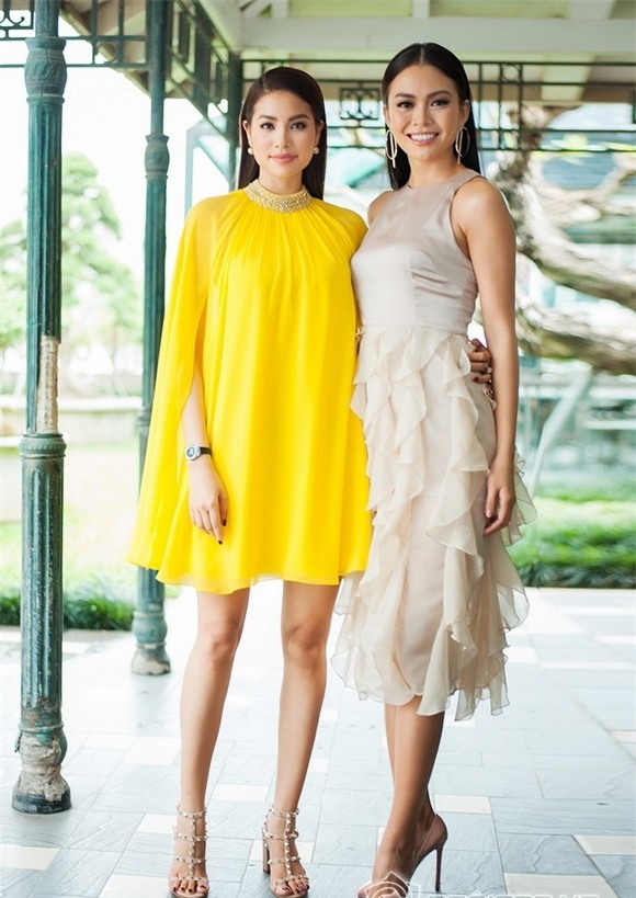 Hoa hậu Phạm Hương đang bị áo dáng cape mê hoặc trong mọi lần xuất hiện-1