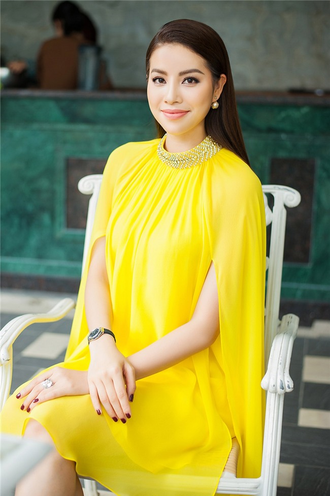 Hoa hậu Phạm Hương đang bị áo dáng cape mê hoặc trong mọi lần xuất hiện-3