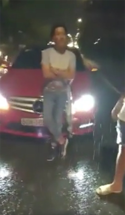 Trường Giang trong đoạn clip sau vụ va chạm giao thông. - Tin sao Viet - Tin tuc sao Viet - Scandal sao Viet - Tin tuc cua Sao - Tin cua Sao