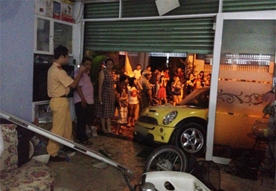 Chiếc xe do Nguyên Vũ điều khiển mất lái đâm thẳng vào nhà dân. - Tin sao Viet - Tin tuc sao Viet - Scandal sao Viet - Tin tuc cua Sao - Tin cua Sao