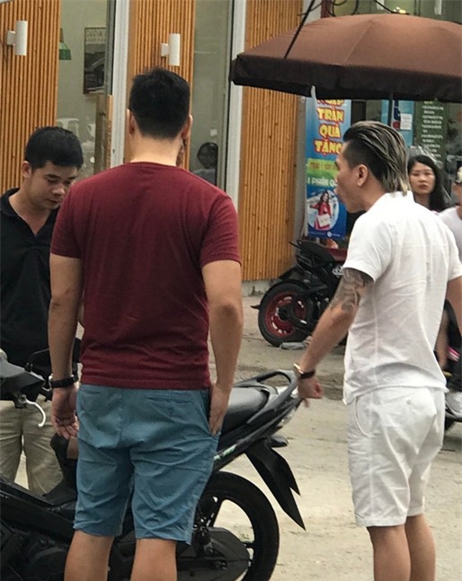 Sau khi nảy sinh va chạm, nam ca sĩ đã gây gổ với người điều khiển xe gắn máy. - Tin sao Viet - Tin tuc sao Viet - Scandal sao Viet - Tin tuc cua Sao - Tin cua Sao