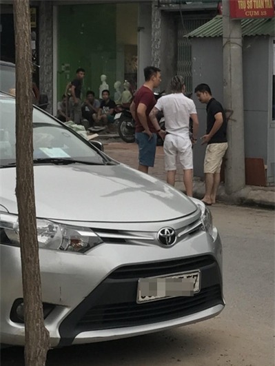 Những hình ảnh về sự việc được chia sẻ tràn lan trên mạng xã hội ngay sau đó. - Tin sao Viet - Tin tuc sao Viet - Scandal sao Viet - Tin tuc cua Sao - Tin cua Sao