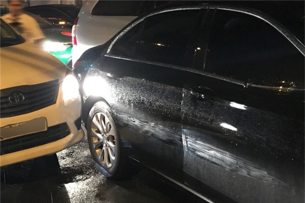 Chiếc xe của Nathan Lee bị hư hỏng nặng sau vụ va chạm. - Tin sao Viet - Tin tuc sao Viet - Scandal sao Viet - Tin tuc cua Sao - Tin cua Sao