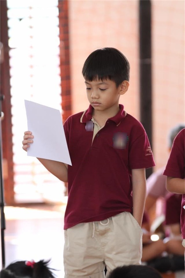 Dù ly hôn nhưng anh vẫn thường xuyên qua lại nhà vợ cũ để đưa con trai đi học. - Tin sao Viet - Tin tuc sao Viet - Scandal sao Viet - Tin tuc cua Sao - Tin cua Sao