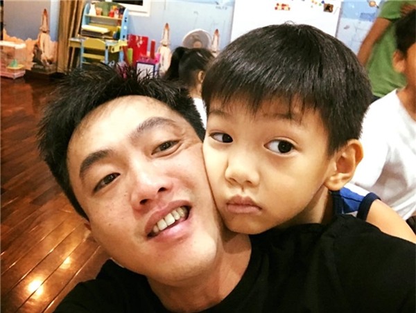 Việc anh yêu thương, quan tâm và xem con trai là tài sản quý giá nhất là chuyện mà ai cũng có thể biết. Tuy nhiên, mọi người lại nghĩ rằng, chính cách anh quan tâm con và đối xử với vợ cũ lại là một rào cản đối với các “bóng hồng” bên cạnh Cường Đôla. - Tin sao Viet - Tin tuc sao Viet - Scandal sao Viet - Tin tuc cua Sao - Tin cua Sao