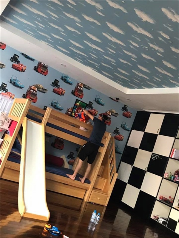 Anh hóa thân vào nhân vật hoạt hình để chơi đùa với con. - Tin sao Viet - Tin tuc sao Viet - Scandal sao Viet - Tin tuc cua Sao - Tin cua Sao