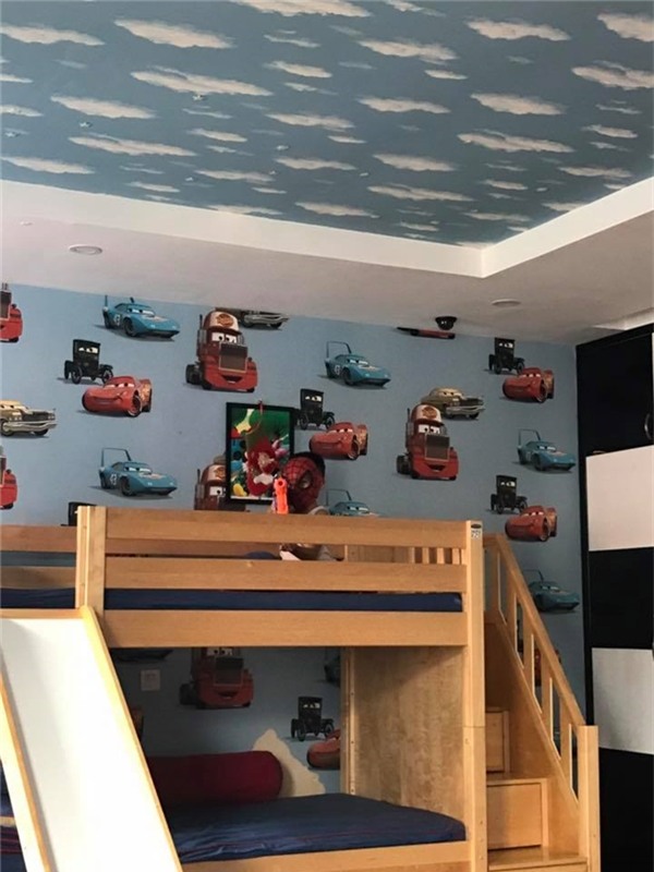 Phòng ngủ của Subeo được trang trí rất nhiều hình vẽ xe ô tô. Có lẽ cậu bé cũng có niềm đam mê tốc độ giống hệt ba. - Tin sao Viet - Tin tuc sao Viet - Scandal sao Viet - Tin tuc cua Sao - Tin cua Sao