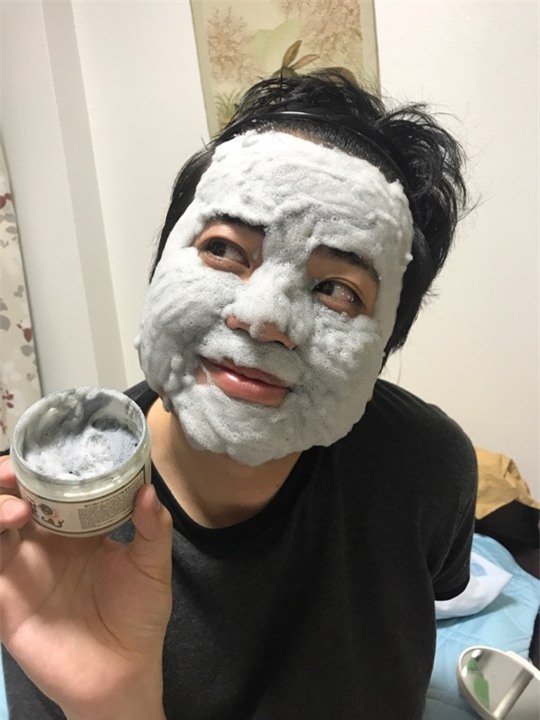 Không có mẫu trang điểm, vợ vui tay đè chồng ra tô son trát phấn khiến 500 chị em cười đau ruột - Ảnh 9.