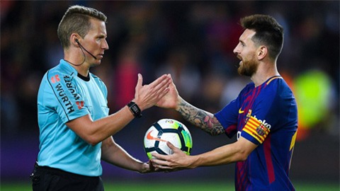 Messi với cú poker đã có được bàn thắng thứ 300 tại sân Nou Camp