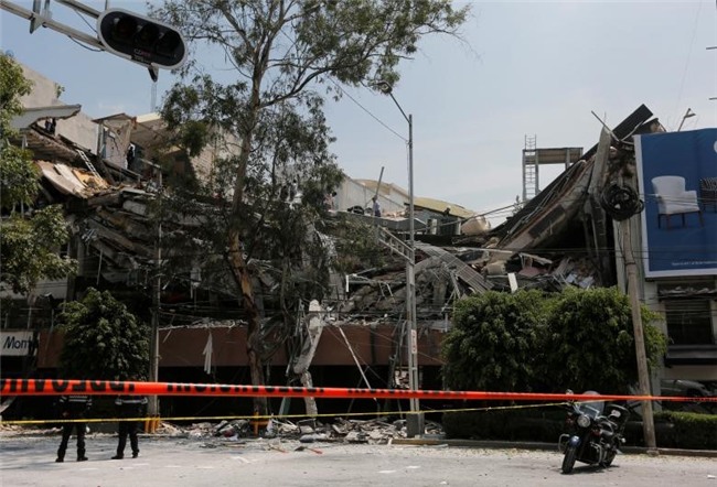 Dong dat kinh hoang o Mexico: 'Nhu the Chua noi gian voi chung toi' hinh anh 5