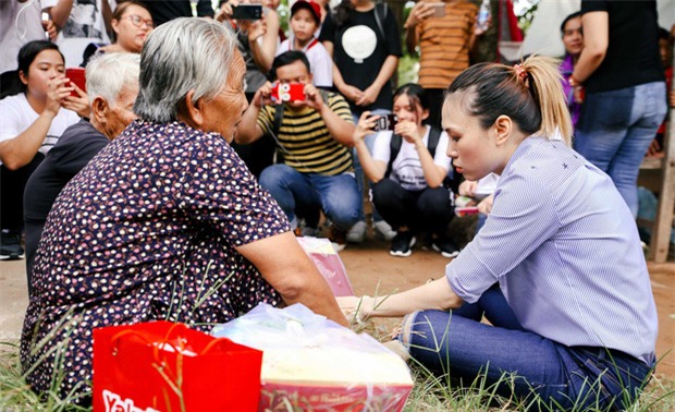 Mỹ Tâm ngồi bệt xuống đường, ăn chôm chôm với các cụ già neo đơn: Hình ảnh đẹp và ấm lòng nhất mùa báo hiếu! - Ảnh 5.