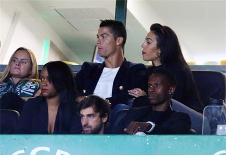 Bạn gái C.Ronaldo lộ nhẫn đính hôn?