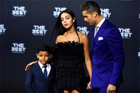 C.Ronaldo đã định ngày lấy vợ?