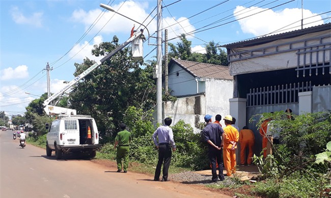Thanh nien 17 tuoi bi dien giat chet khi di ve sinh ben duong hinh anh 1