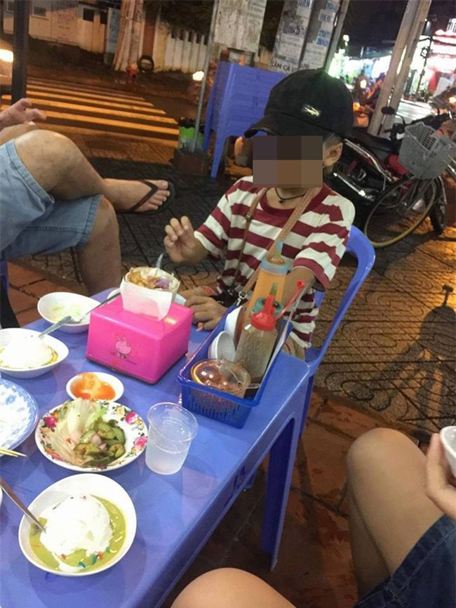 Cậu bé 10 tuổi bán vé số và câu chuyện buồn giữa đêm mưa Sài Gòn - Ảnh 1.
