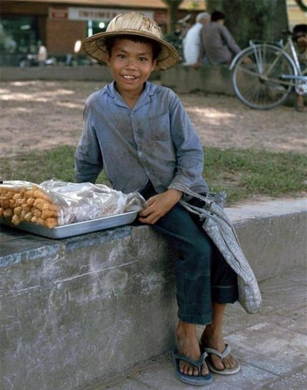 Cậu bé 10 tuổi bán vé số và câu chuyện buồn giữa đêm mưa Sài Gòn - Ảnh 3.