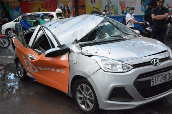 cây xanh, cây ngã đè ô tô, cây cổ thụ bất gốc, Sài Gòn