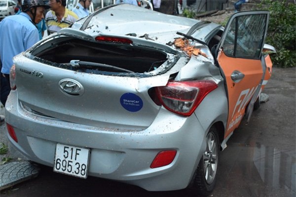 cây xanh, cây ngã đè ô tô, cây cổ thụ bất gốc, Sài Gòn