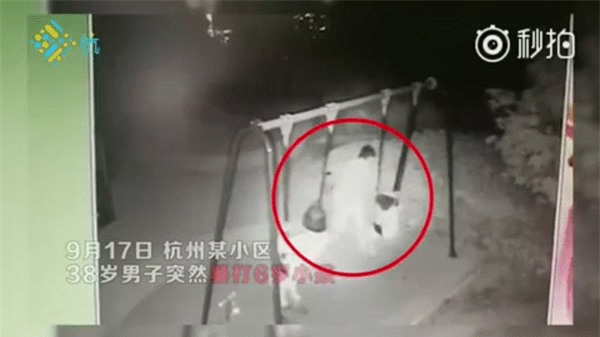 Bực mình vì con trai bị bạn đá, ông bố hùng hổ dạy dỗ kẻ bắt nạt con mình, tiện tay đánh luôn mẹ cậu bé - Ảnh 2.