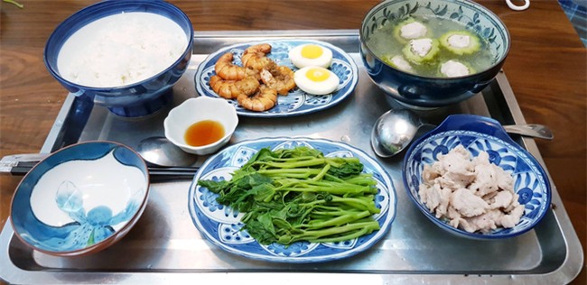 Mâm cơm mẹ chồng Hà Thành nấu cho con dâu ở cữ gây sốt vì quá đặc biệt - Ảnh 22.