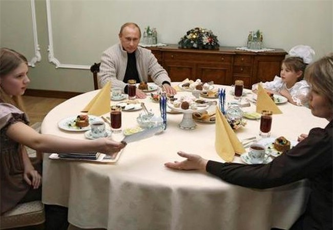 Hai cô con gái được giấu siêu kĩ của Tổng thống Nga Putin được bố mẹ nuôi dạy thế nào? - Ảnh 4.