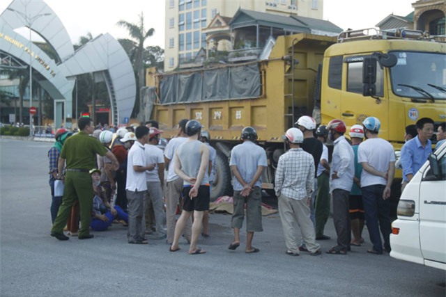 chong nga quy khi thay con trai 3 tuoi tu vong, vo nguy kich duoi banh xe tai - 1