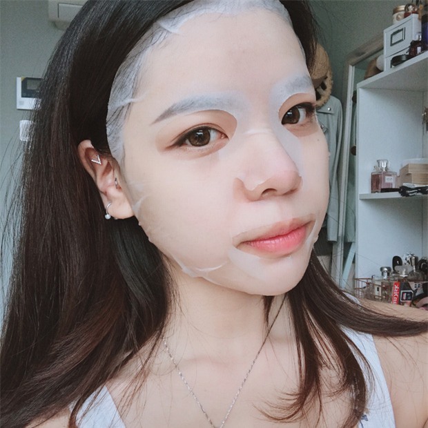 Loạt người đẹp Châu Á sử dụng mặt nạ giấy như 1 bước chăm sóc da hàng ngày - Ảnh 1.