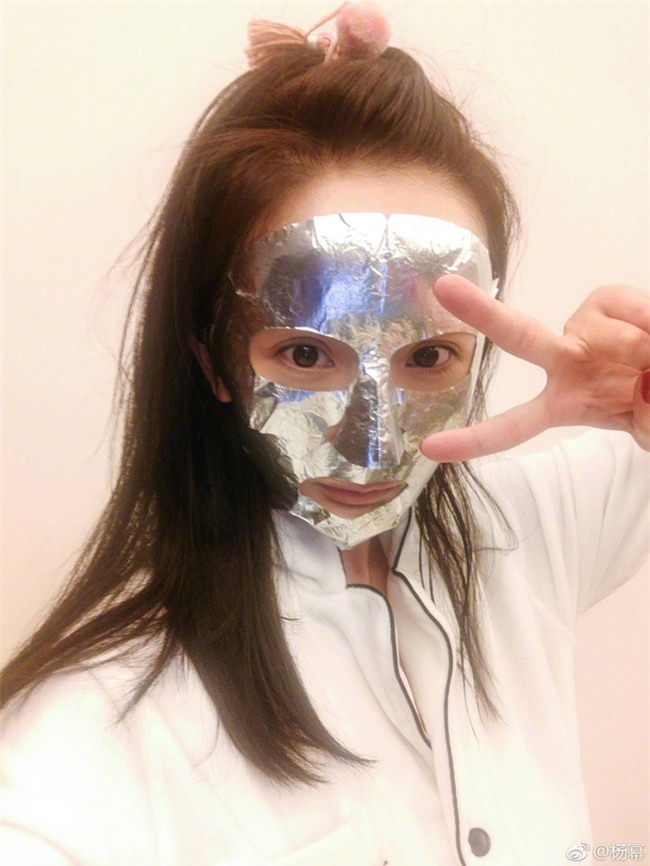 Loạt người đẹp Châu Á sử dụng mặt nạ giấy như 1 bước chăm sóc da hàng ngày - Ảnh 6.