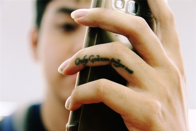 Câu chuyện đặc biệt ở Hà Nội: Người mẹ đưa con trai tâm thần đến xăm tên và số điện thoại để không lạc mất con - Ảnh 2.